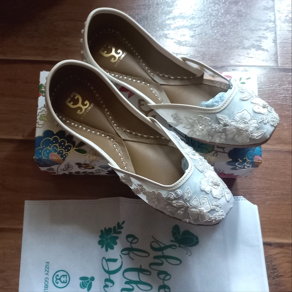 White Floral Embroidered Juttis (Size 41) - Picture 4 of 4